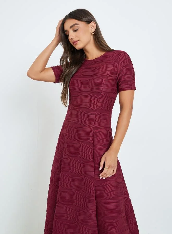 ستايلي فستان ميدي بتصميم مريح وملمس بارز مارون